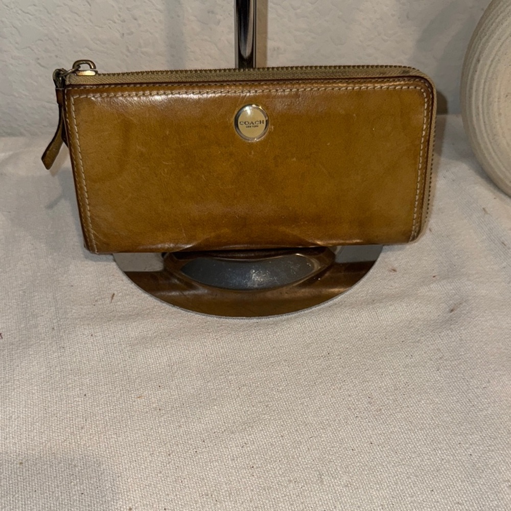 Coach Tan Leather Wallet with Sleek Design and Compact Size - Picture 3 of 11